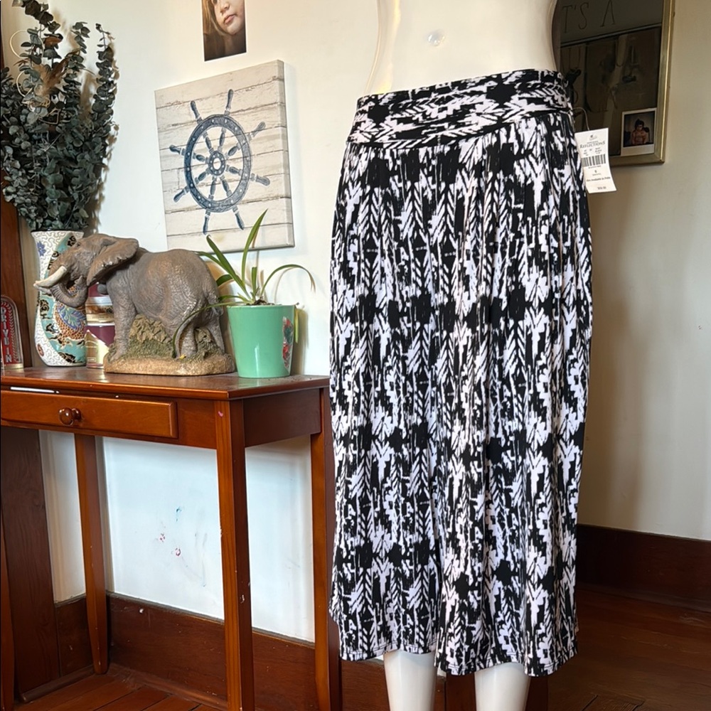 NWT northern reflections pants!!! 3/4. Size small. Baggy Black and White pants